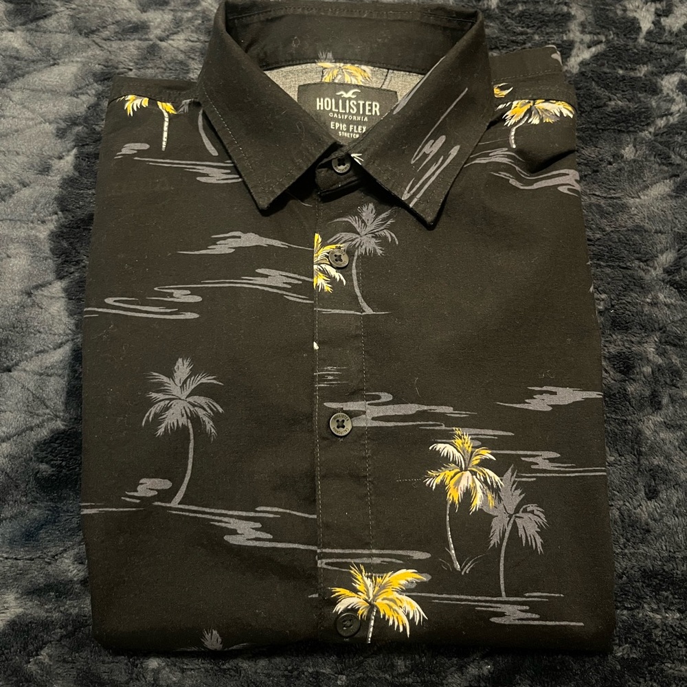 Hollister Men's Black Tropical Shirt - Picture 2 of 6